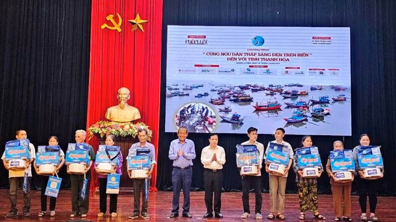 Nguyên Phó Thủ tướng Thường trực Chính phủ trao tặng vật tư "Cùng ngư dân thắp sáng đèn trên biển.