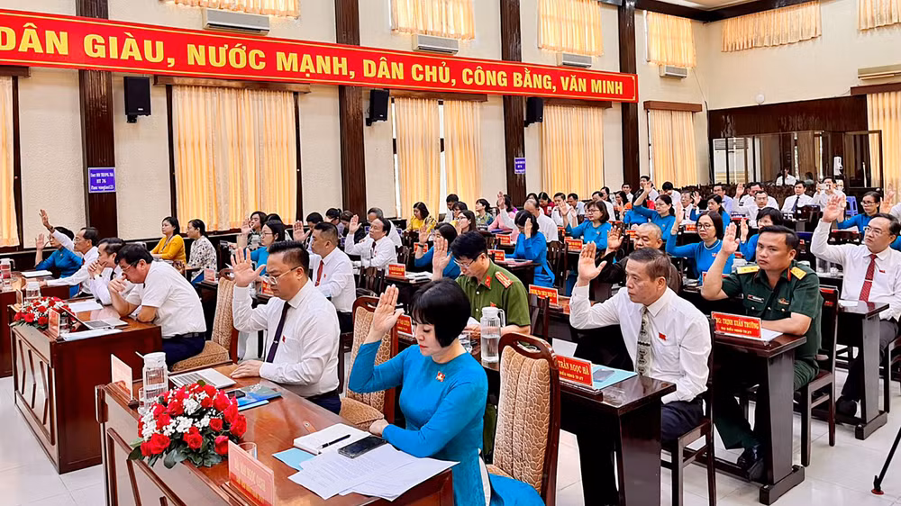 Đại biểu HĐND thành phố Vũng Tàu biểu quyết thông qua các Tờ trình Nghị quyết trình tại Kỳ họp thứ 8, HĐND thành phố Vũng Tàu. (Ảnh: baobariavungtau.com.vn)