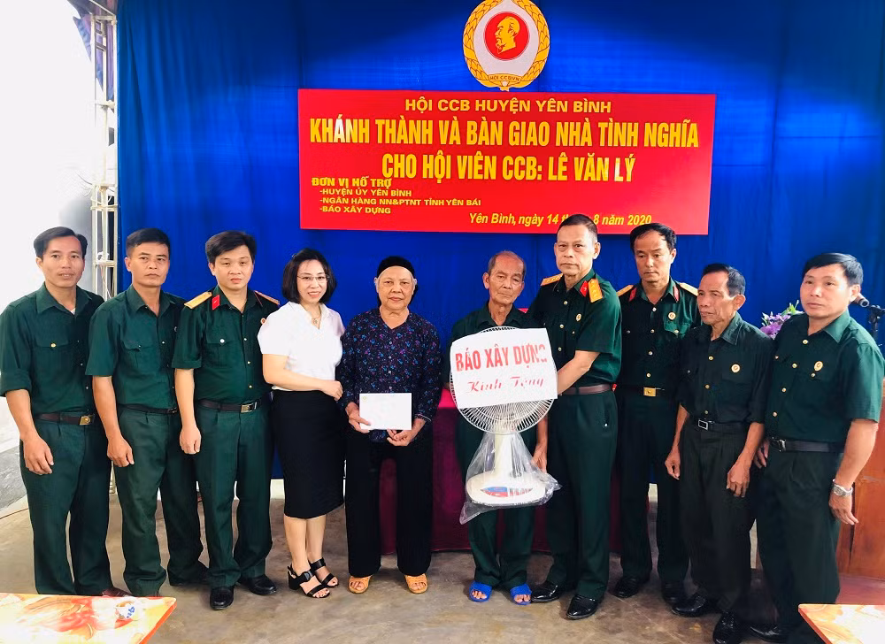 Trao nhà tình nghĩa cho cựu chiến binh Lê Văn Lý, 75 tuổi, trú tại xã Phú Thịnh, huyện Yên Bình, tỉnh Yên Bái từ nguồn xã hội hóa.