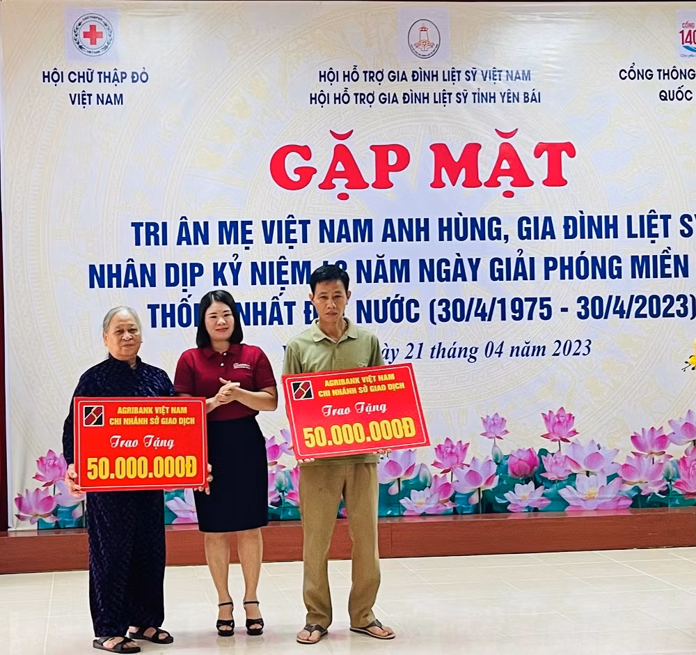 Trao nhà tình nghĩa cho người có công tỉnh Yên Bái.