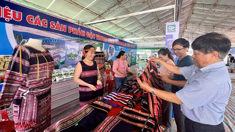 Sản phẩm dệt thổ cẩm của người dân tộc Ba Na buôn Xí Thoại, xã Xuân Lãnh, huyện Đồng Xuân, tỉnh Phú Yên.