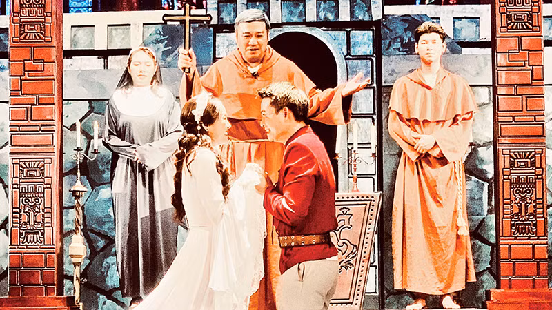 Một cảnh trong vở diễn “Romeo và Juliet” của Đoàn Kịch nói Hải Phòng trên sân khấu Nhà hát thành phố.