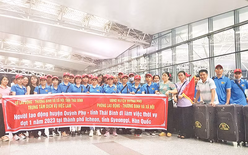 Lễ tiễn 28 lao động nông nghiệp tỉnh Thái Bình sang Hàn Quốc làm việc.