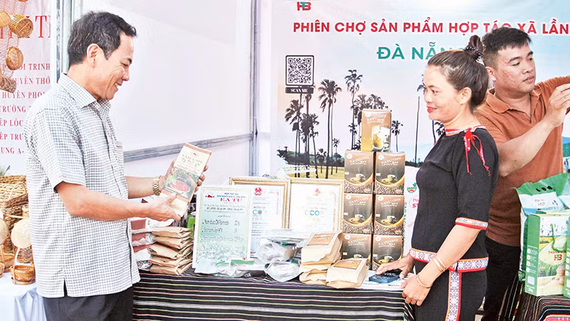 Giới thiệu sản phẩm ở Phiên chợ sản phẩm hợp tác xã tại Đà Nẵng.