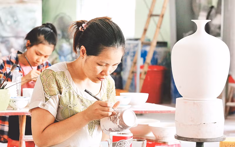 Nghệ nhân vẽ hoa văn trên gốm Bồ Bát.