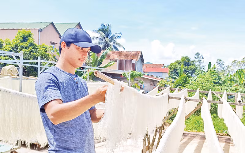 Chủ cơ sở sản xuất Kicafoods Nguyễn Ngọc Kiều kiểm tra chất lượng sản phẩm.