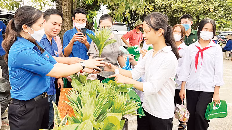 Học sinh đổi rác lấy cây xanh.