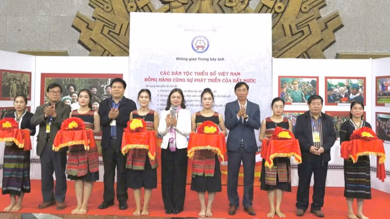 Đại biểu cắt băng khai mạc không gian trưng bày ảnh “Các dân tộc thiểu số Việt Nam đồng hành cùng sự phát triển đất nước”.