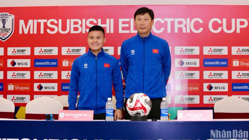 Huấn luyện viên Kim Sang Sik và tiền vệ Quang Hải tại buổi họp báo. (Ảnh: SƠN TÙNG)