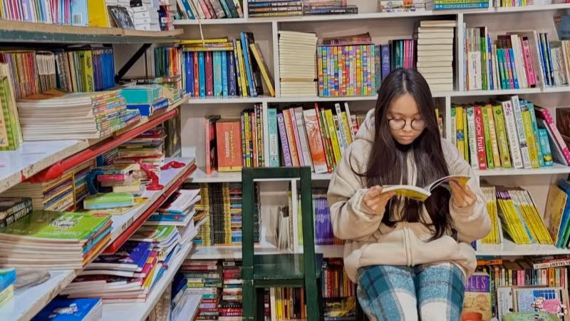 Các bạn trẻ đọc sách tại tầng 1 thư viện "Ban công của mẹ".