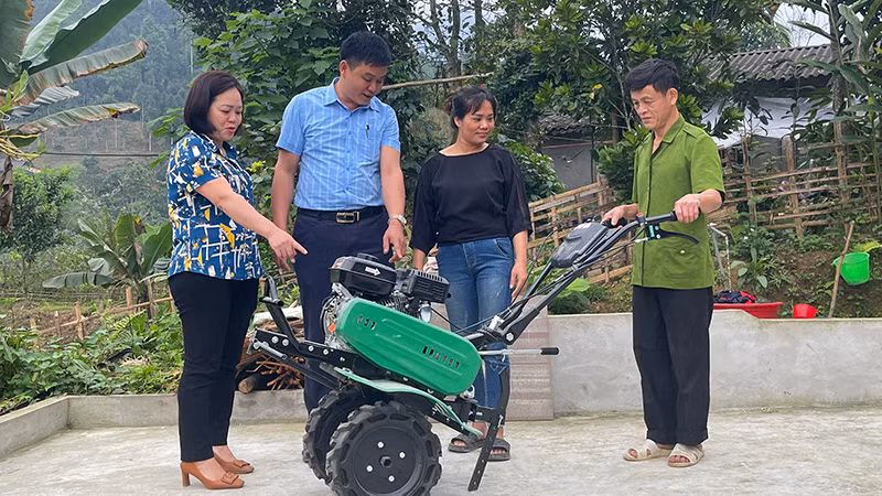 Hỗ trợ máy sản xuất cho nông dân nghèo xã Hồng Ca, huyện Trấn Yên, tỉnh Yên Bái. (Ảnh: THANH SƠN)