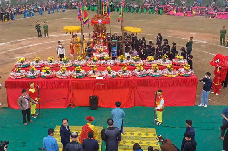 Nghi lễ tạ ơn trời đất tại Lễ hội Lồng Tông.