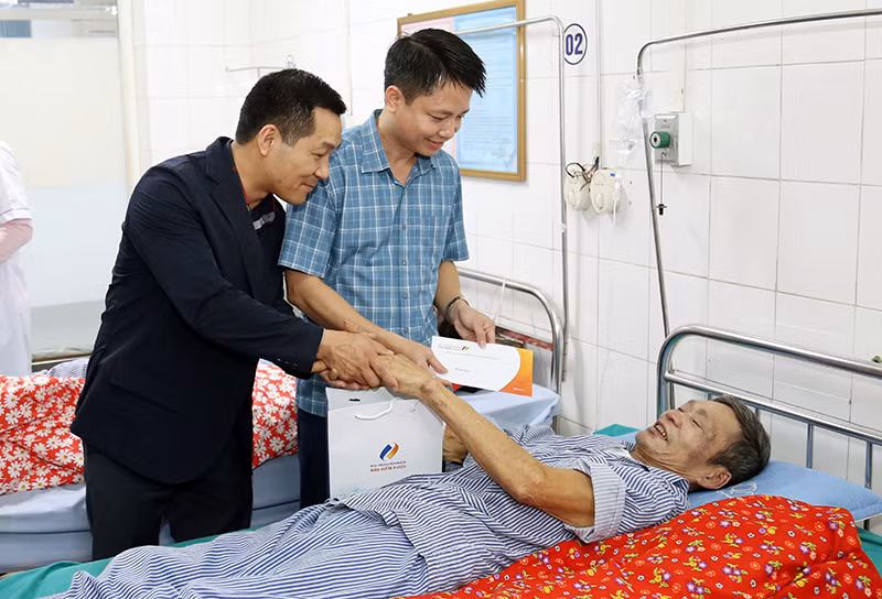 Lãnh đạo Ủy ban Mặt trận Tổ quốc Việt Nam tỉnh và Công ty Bảo hiểm Pjico Tuyên Quang tặng quà Tết cho bệnh nhân.