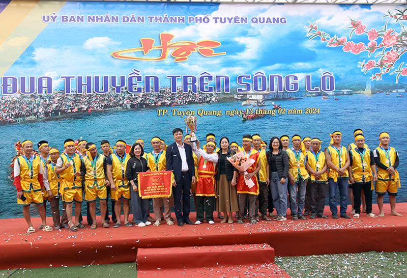 Ban tổ chức trao giải Nhất cho đội đua xã Tràng Đà.