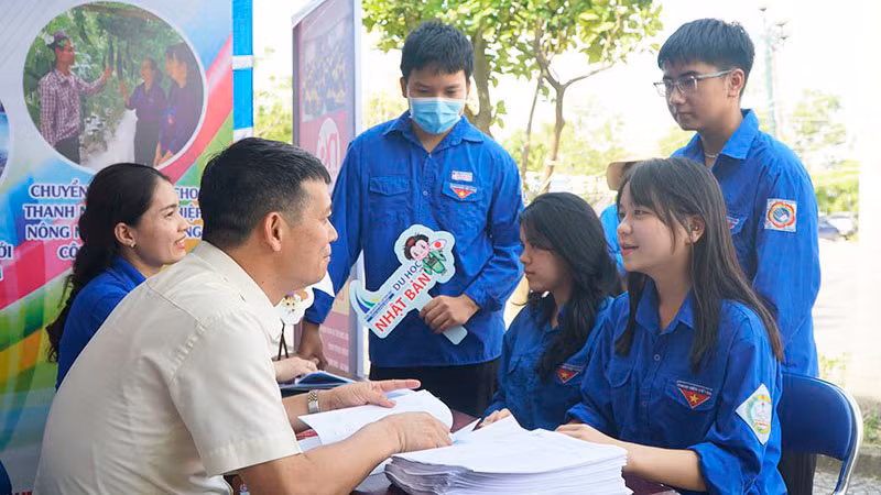 Học sinh, sinh viên tìm hiểu thông tin về nghề nghiệp tại các ngày hội, chương trình tư vấn, giới thiệu việc làm do Đoàn Thanh niên các cấp triển khai. (Ảnh: Trung ương Đoàn cung cấp)