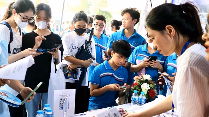 Chia sẻ thông tin về nghề nghiệp tại các ngày hội, chương trình tư vấn, giới thiệu việc làm của Đoàn Thanh niên các cấp triển khai. (Ảnh: Trung ương Đoàn cung cấp)