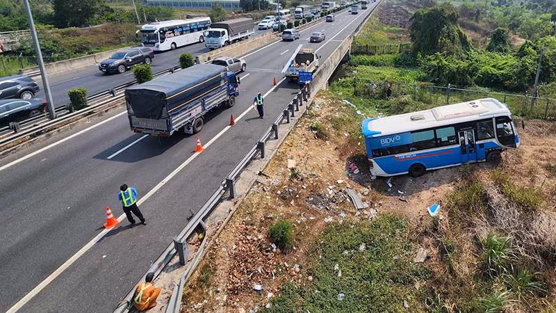 Hiện trường vụ tai nạn giao thông trên tuyến cao tốc Thành Phố Hồ Chí Minh – Trung Lương đoạn qua địa bàn xã Tân Lý Đông, huyện Châu Thành, tỉnh Tiền Giang. (Ảnh NGUYỄN NHÂN) 
