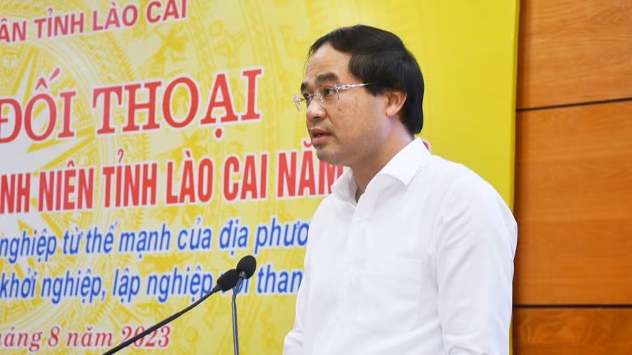 Chủ tịch Ủy ban nhân dân tỉnh Lào Cai Trịnh Xuân Trường gặp gỡ, đối thoại với đoàn viên, thanh niên. (Ảnh: THẢO CHÂU)