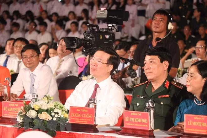 Thường trực Ban Bí thư Võ Văn Thưởng và các đồng chí lãnh đạo Đảng, Nhà nước dự chương trình tại điểm cầu tỉnh Bình Định. (Ảnh: TTXVN)