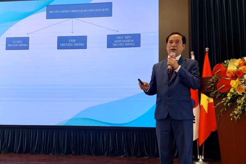 Ông Nguyễn Công Dũng, Phó Tổng Biên tập thường trực Báo điện tử Đảng Cộng sản trình bày tham luận.