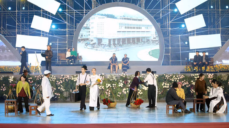 Hoạt cảnh sinh động về phố phường Đà Lạt.