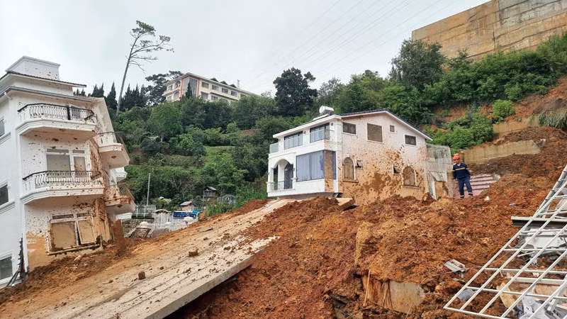 Vụ sạt lở làm 2 người chết, 5 người bị thương và hư hại nhiều ngôi nhà của người dân.