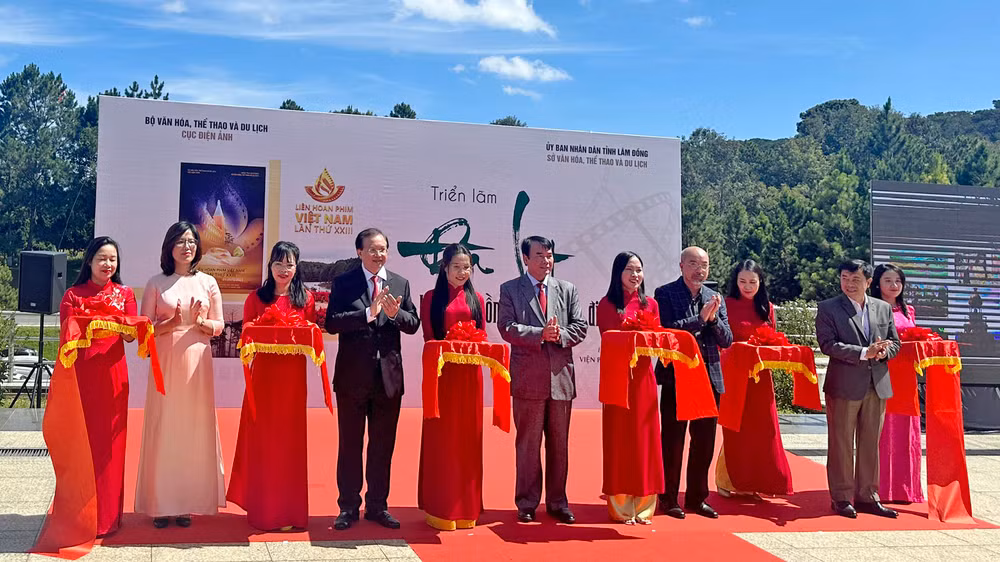 Các đại biểu thực hiện nghi thức khai mạc triển lãm.