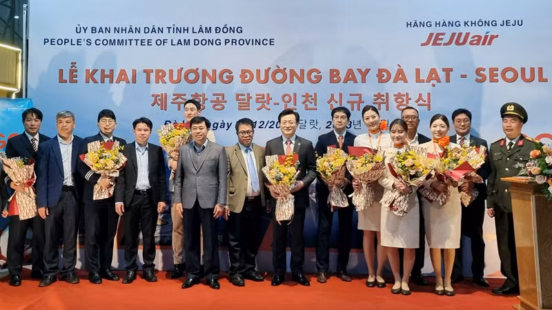 Lãnh đạo tỉnh Lâm Đồng và sở, ngành chào đón đại diện Jeju Air và tổ bay của chuyến bay thương mại đầu tiên từ Seoul đến Lâm Đồng.