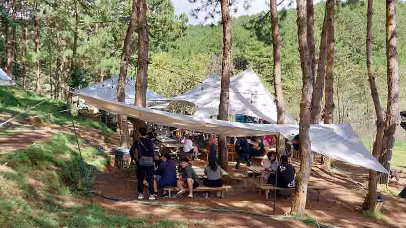 Đoàn kiểm tra ghi nhận tại khu vực này còn có các bàn để tổ chức ăn uống.