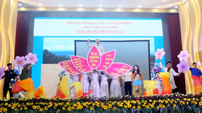 Phần thi chào hỏi của đội thi thành phố Đà Lạt.