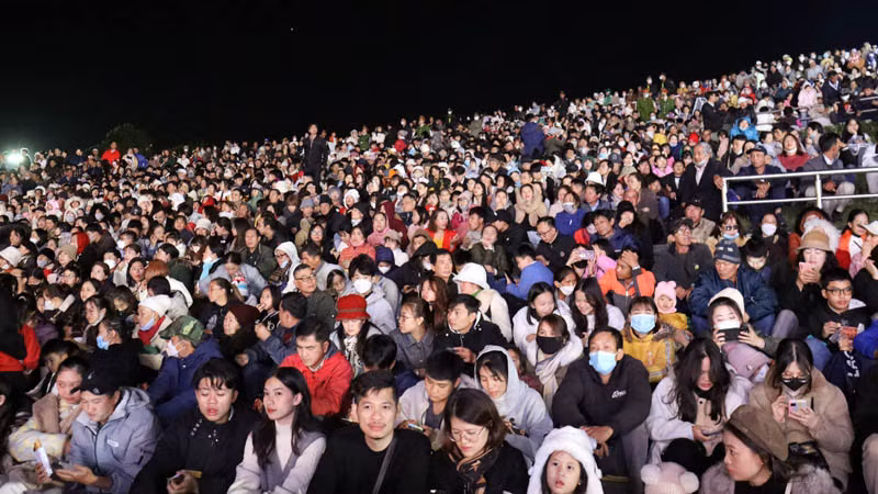 Đông đảo người dân địa phương và du khách dự khán lễ kỷ niệm.