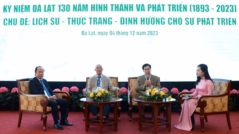 Các đại biểu tham gia chương trình tọa đàm tại hội thảo.