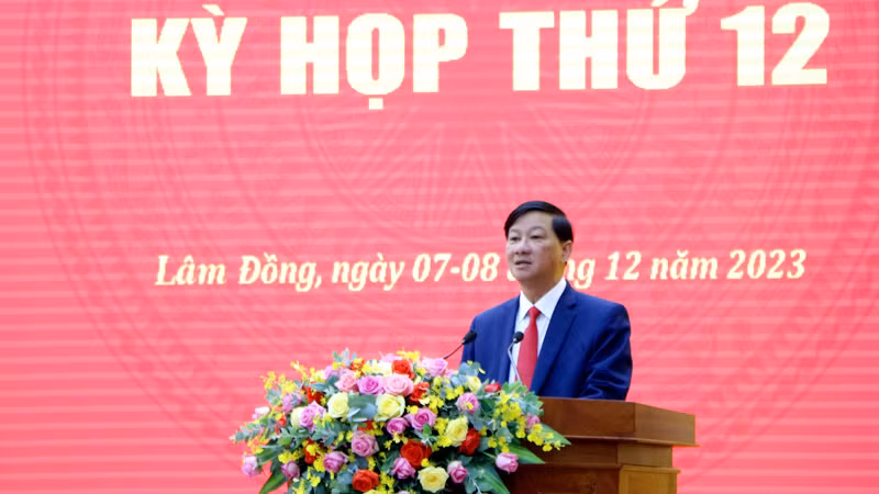 Đồng chí Trần Đức Quận, Ủy viên Trung ương Đảng, Bí thư Tỉnh ủy, Chủ tịch Hội đồng nhân dân tỉnh Lâm Đồng phát biểu khai mạc kỳ họp.