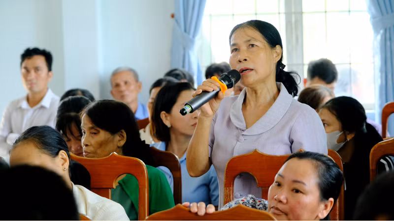 Cử tri trình bày ý kiến với Đoàn đại biểu Quốc hội tỉnh Lâm Đồng.