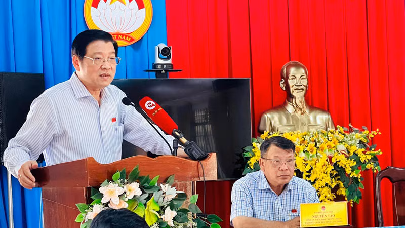 Đồng chí Phan Đình Trạc phát biểu ý kiến tại buổi tiếp xúc cử tri xã Tân Thành. Đồng chí Phan Đình Trạc phát biểu ý kiến tại buổi tiếp xúc cử tri xã Tân Thành.