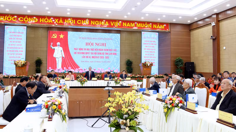 Chủ tịch Ủy ban nhân dân tỉnh Lâm Đồng Trần Văn Hiệp phát biểu ý kiến tại lễ phát động thi đua.