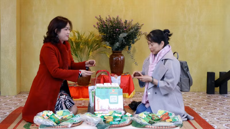 Du khách trải nghiệm không gian ẩm thực Hà Nội.