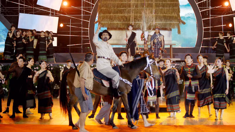 Hoạt cảnh bác sĩ Alexandre Yersin đặt chân đến cao nguyên Langbiang và phát hiện vùng đất thơ mộng Đà Lạt.