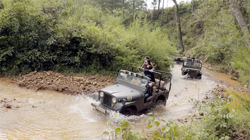 Du khách trải nghiệm dọc suối cạn tại khu du lịch làng Cù Lần. (Ảnh: Làng Cù Lần)