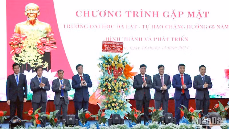 Lãnh đạo tỉnh Lâm Đồng chúc mừng Trường Đại học Đà Lạt nhân kỷ niệm 65 năm hình thành và phát triển.