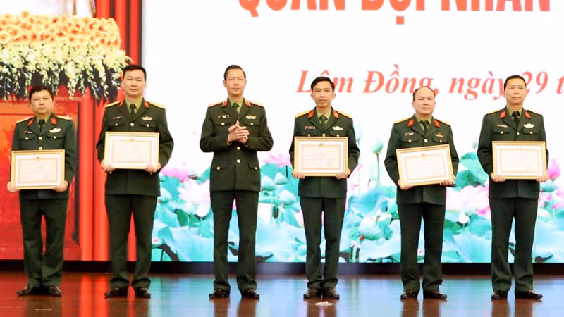 Các cá nhân có thành tích xuất sắc trong thực hiện Luật Sĩ quan Quân đội nhân dân Việt Nam, được trao tặng bằng khen của Học viện Lục quân.