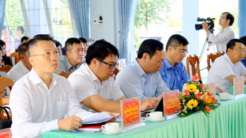 Lãnh đạo tỉnh Lâm Đồng và huyện Cát Tiên tại buổi tiếp xúc cử tri.