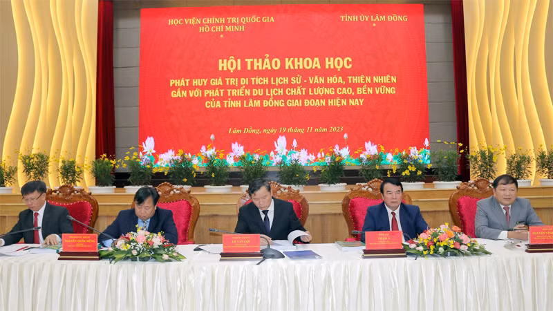 Các đồng chí chủ trì hội thảo.