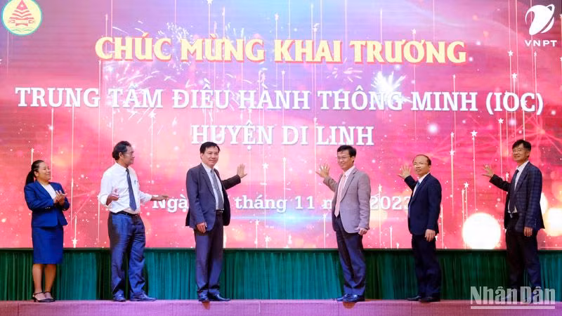 Các đại biểu thực hiện nghi thức khai trương Trung tâm IOC huyện Di Linh.
