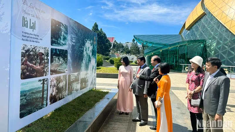 Các đại biểu tại không gian triển lãm.