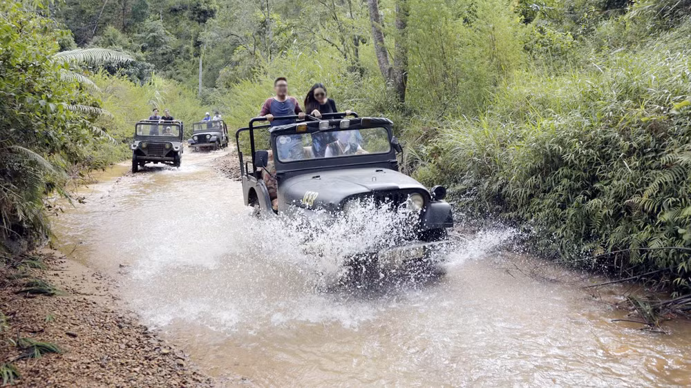 Du khách tham quan, trải nghiệm dọc suối cạn ở khu du lịch Làng Cù Lần. (Ảnh: Làng Cù Lần)