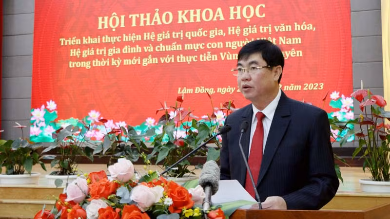 Đồng chí Trần Đình Văn phát biểu khai mạc hội thảo.