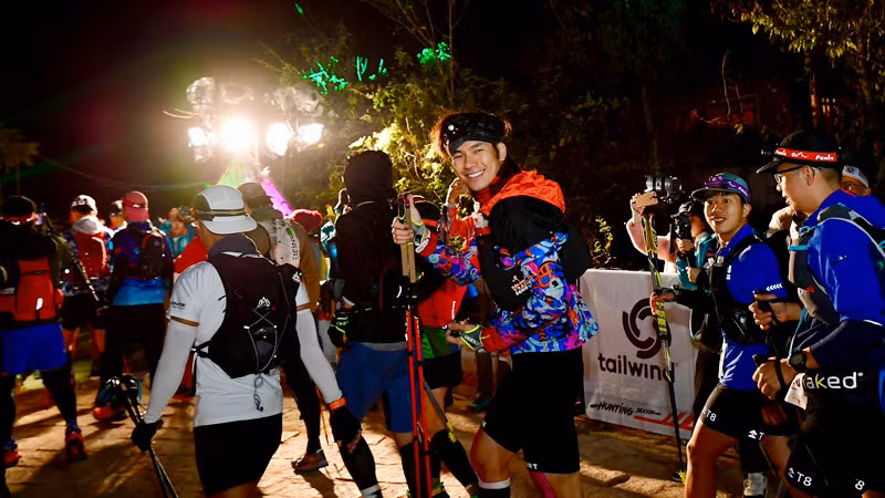 Những bước chạy đầu tiên trên hành trình chinh phục cung đường 100km của các vận động viên tối 15/12.