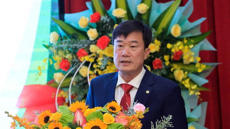 Tiến sĩ Lê Minh Chiến, Hiệu trưởng Trường Đại học Đà Lạt đọc diễn văn ôn lại quá trình 65 năm hình thành và phát triển nhà trường.