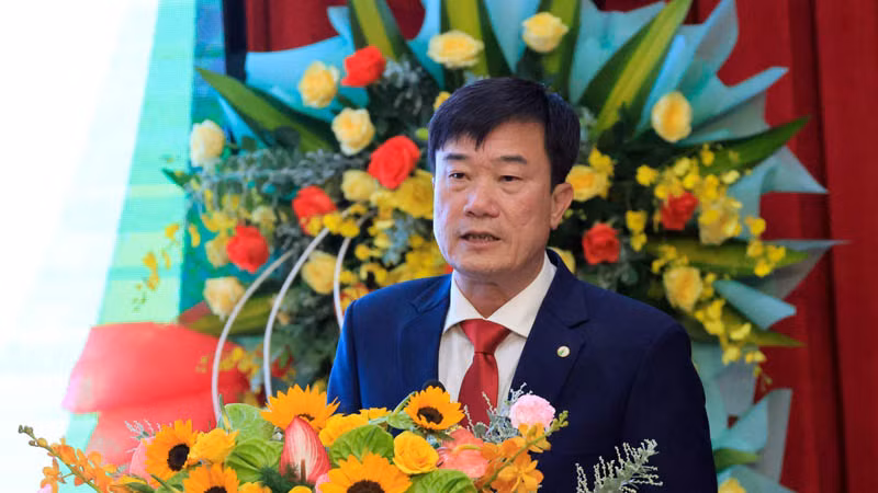 Tiến sĩ Lê Minh Chiến, Hiệu trưởng Trường Đại học Đà Lạt đọc diễn văn ôn lại quá trình 65 năm hình thành và phát triển nhà trường.